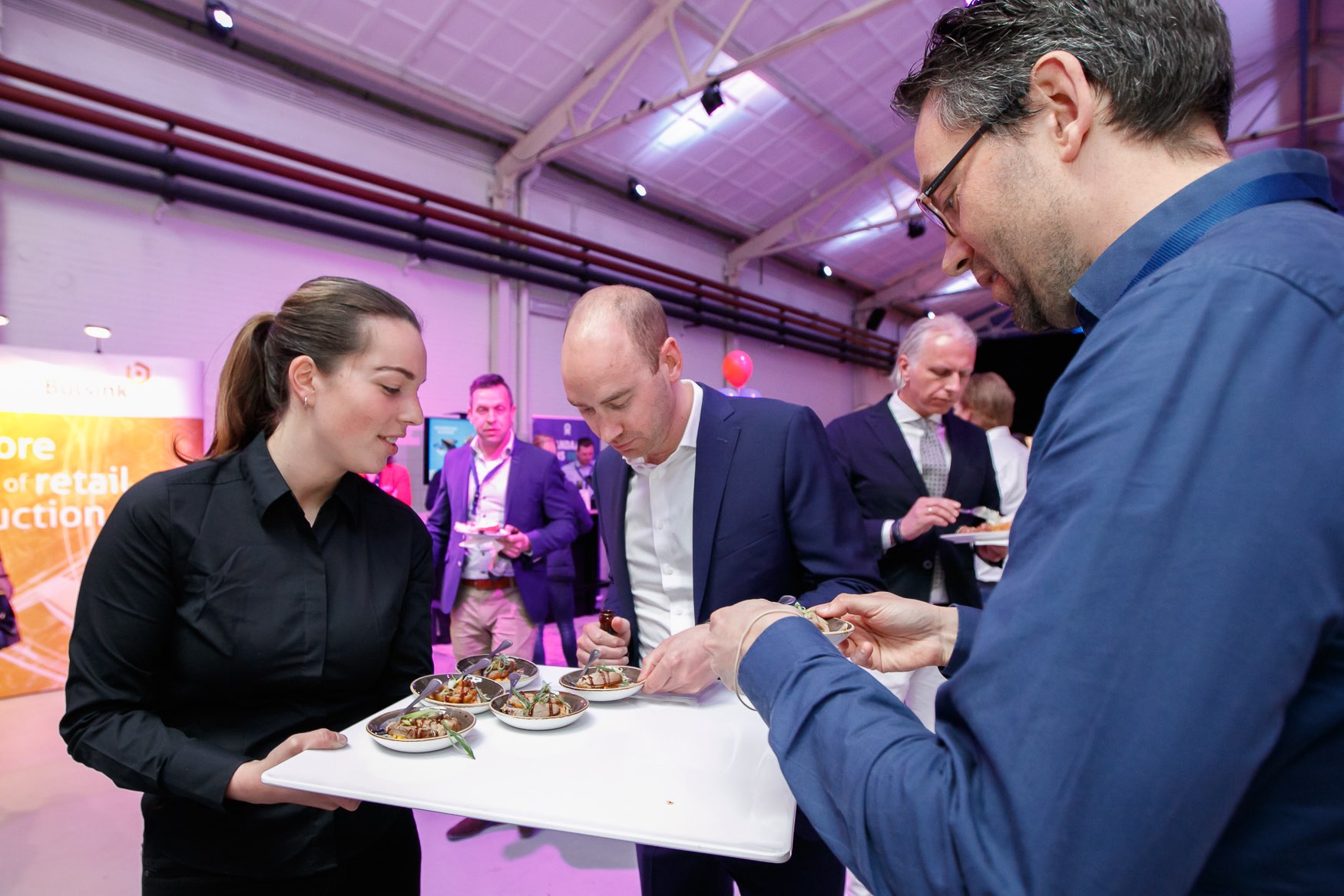 Congres afterparty meeting borrel drankjes en hapjes napraten gasten bedanken catering beeld en geluid business event zakelijke evenementen medisch it ict